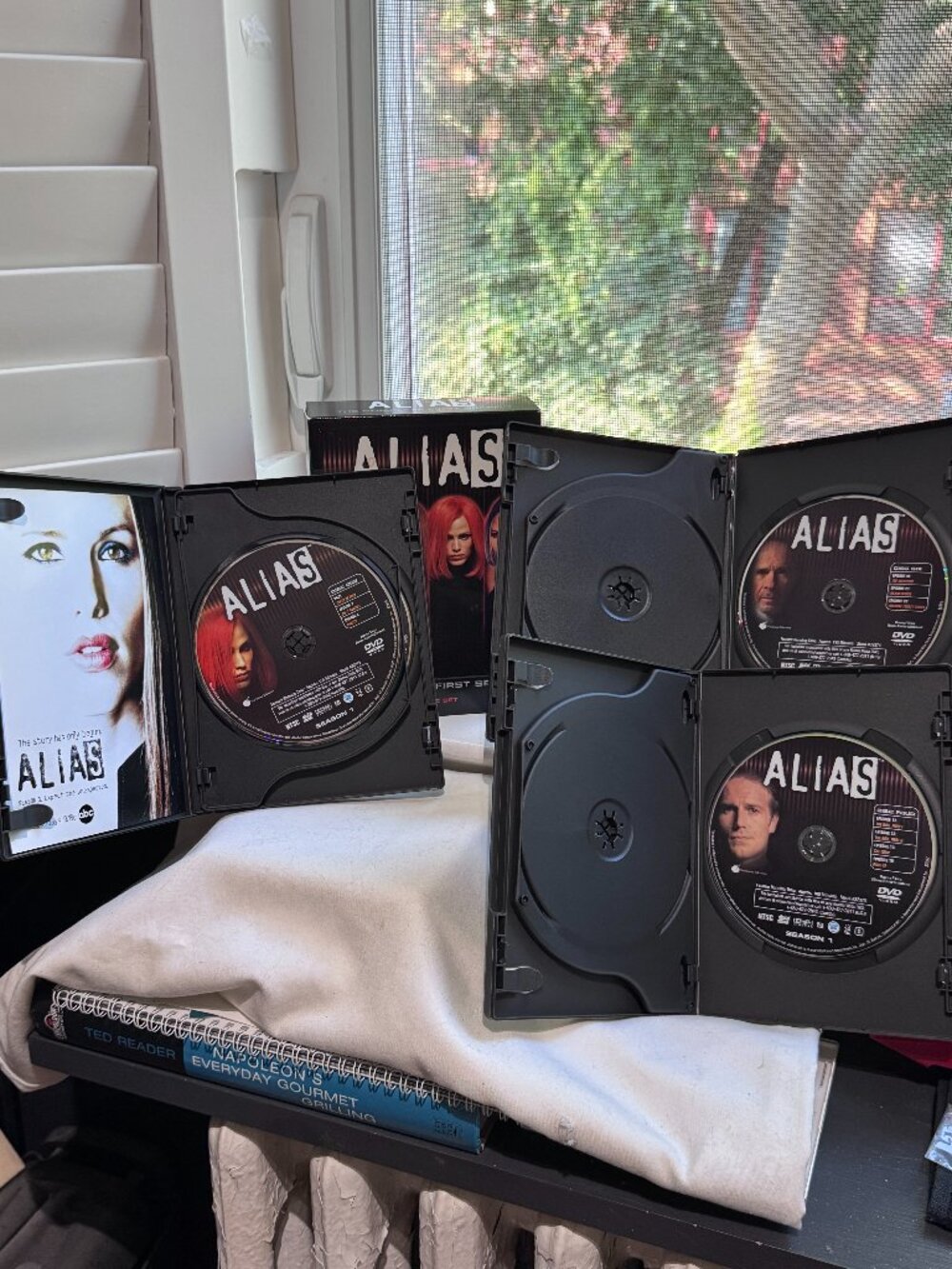π΅οΈββοΈπ Alias: The Complete First Season DVD Box Set (6-Disc Collection) ππ΅οΈβ - Picture 11 of 16